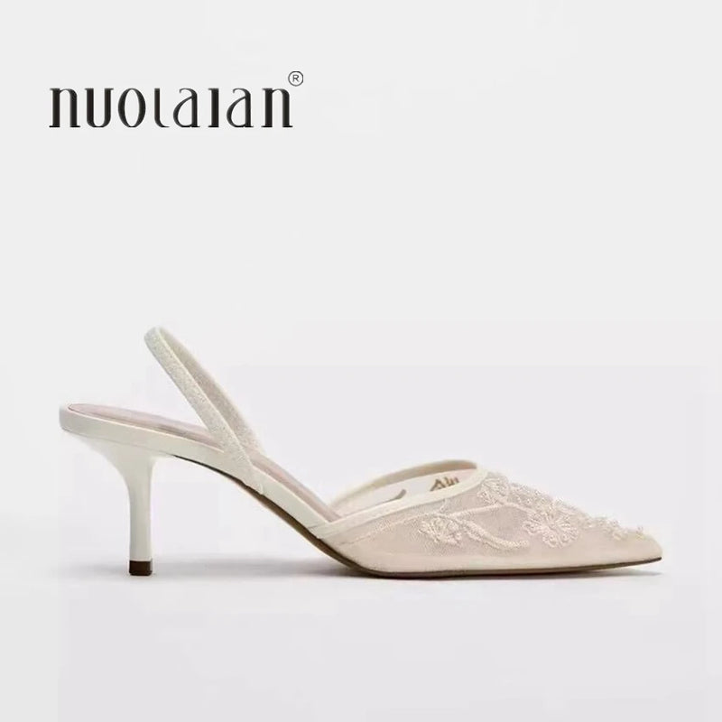 Scarpin Slingback Floral em Tela – Elegância Atemporal com Toque Romântico