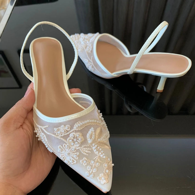 Scarpin Slingback Floral em Tela – Elegância Atemporal com Toque Romântico