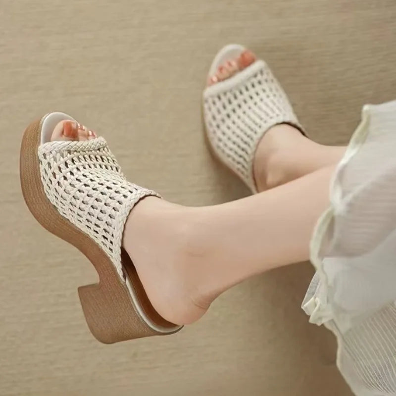 Sandália Plataforma Feminina com Salto Quadrado – Estilo e Conforto para o Verão