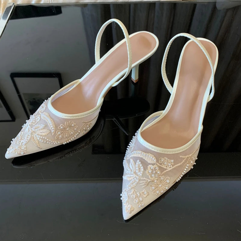 Scarpin Slingback Floral em Tela – Elegância Atemporal com Toque Romântico