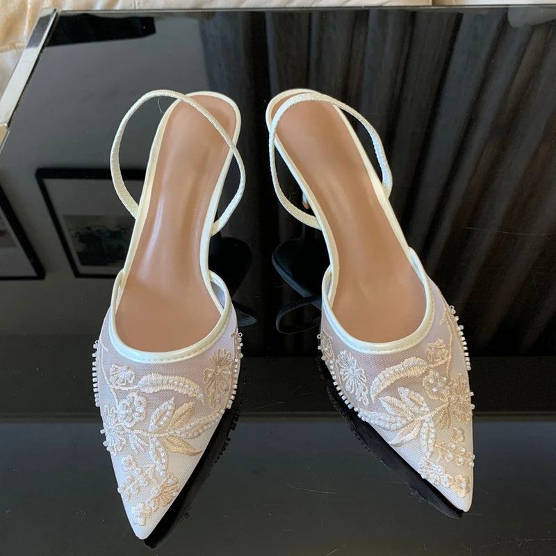 Scarpin Slingback Floral em Tela – Elegância Atemporal com Toque Romântico