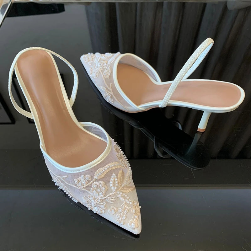 Scarpin Slingback Floral em Tela – Elegância Atemporal com Toque Romântico