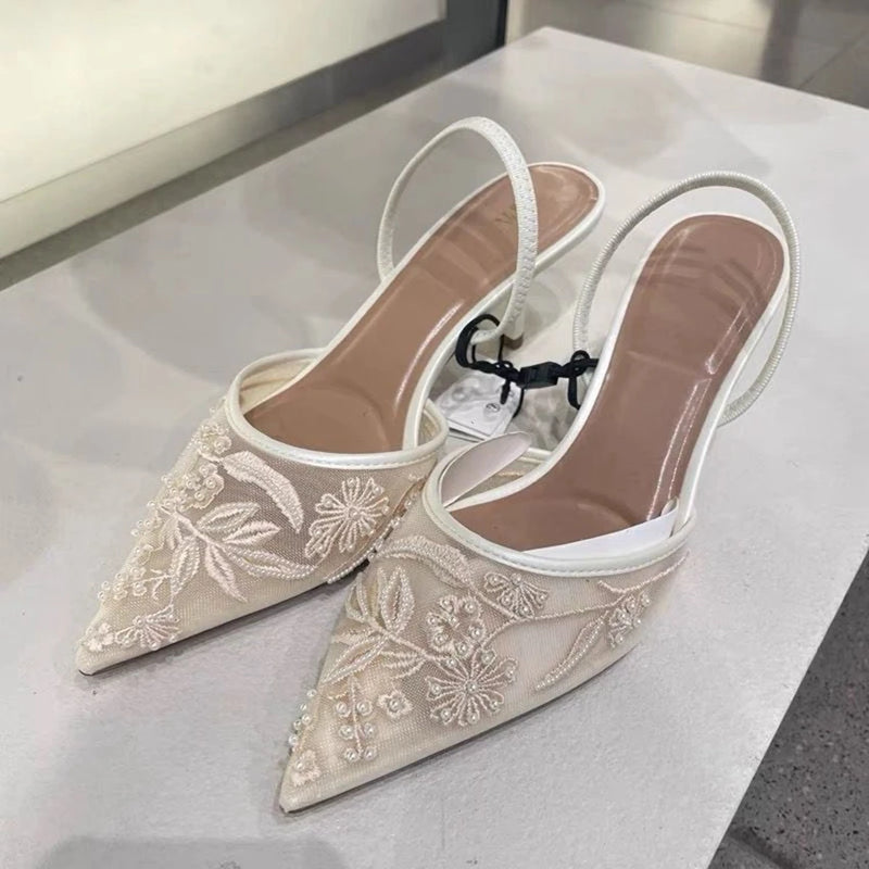 Scarpin Slingback Floral em Tela – Elegância Atemporal com Toque Romântico