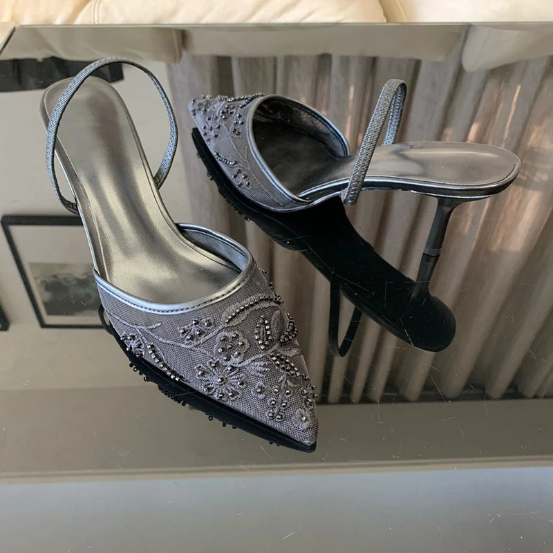Scarpin Slingback Floral em Tela – Elegância Atemporal com Toque Romântico